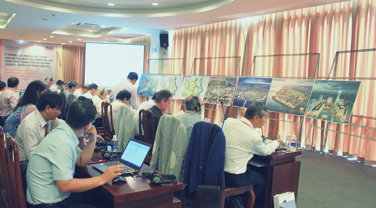 Hình hoạt động đánh giá, chấm điểm phương án tham dự cuộc thi "Ý tưởng quy hoạch phát triển khu đô thị sáng tạo tương tác cao phía Đông TPHCM" (HIID)