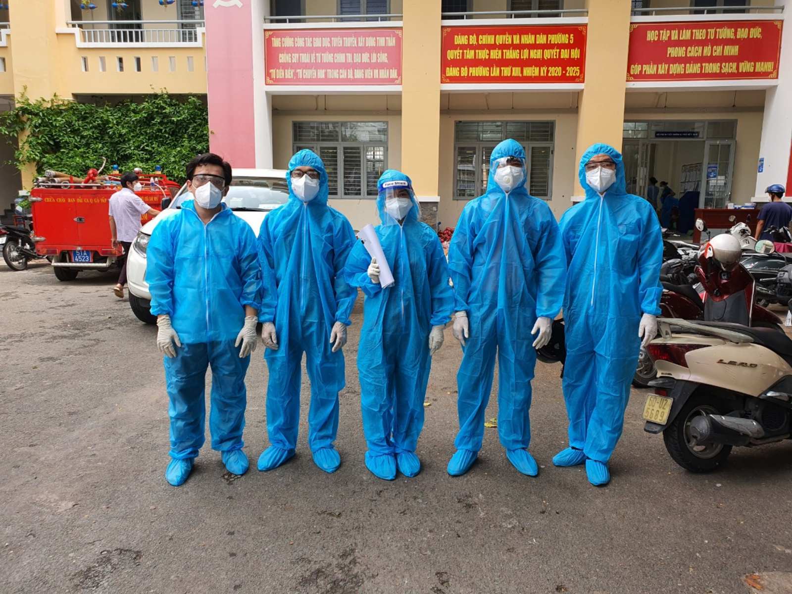 Công chức Sở Quy hoạch - Kiến trúc tham gia tăng cường cho lực lượng phòng chống dịch COVID-19 tại địa phương.