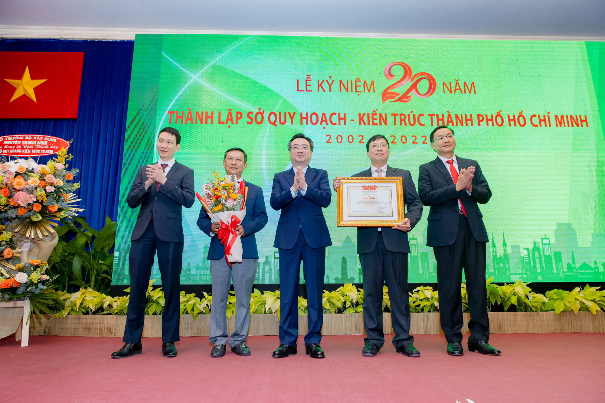 SỞ QH-KT ĐÓN NHẬN BẰNG KHEN BỘ TRƯỞNG BỘ XÂY DỰNG VÀ CỜ TRUYỀN THỐNG THÀNH PHỐ