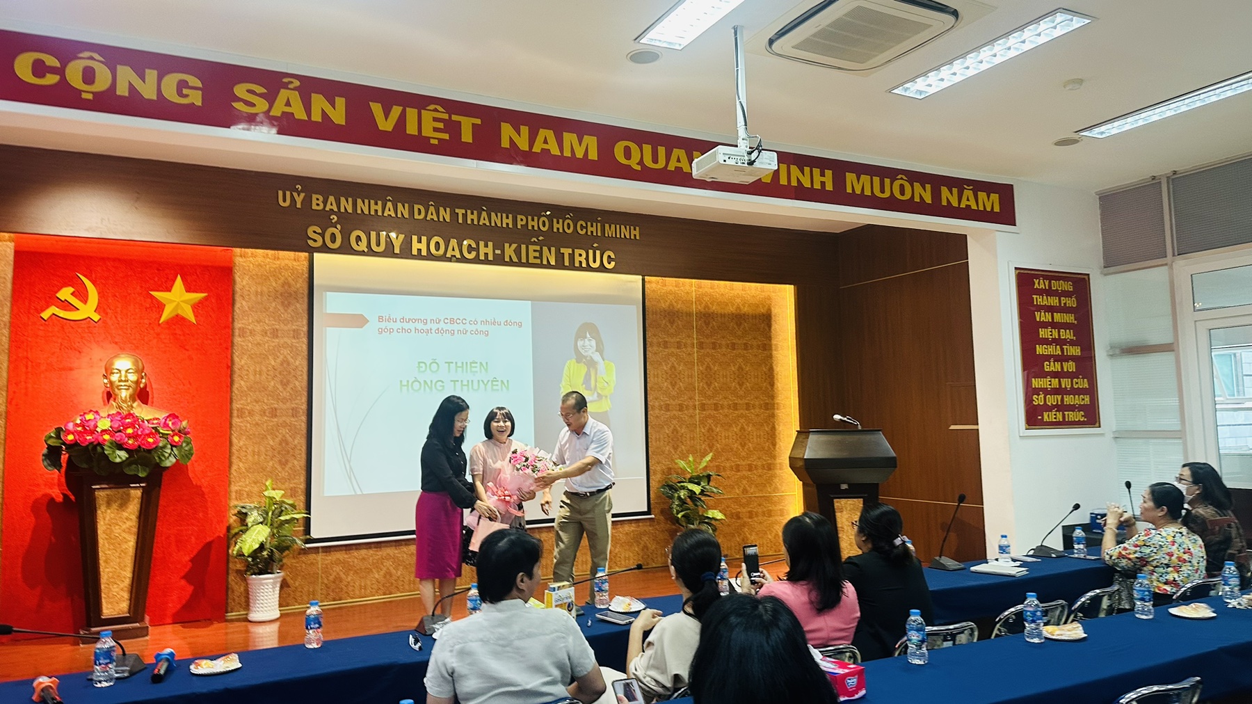 Biểu dương và tặng quà tri ân nữ CBCC có nhiều đóng góp cho hoạt động nữ công nhân ngày Phụ nữ Việt Nam 20/10